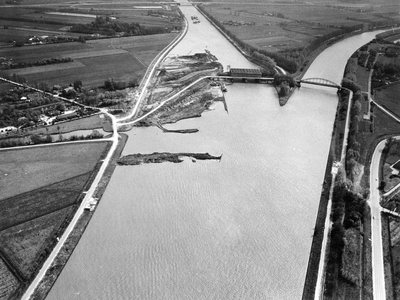 842791 Luchtfoto van de splitsing van het Amsterdam-Rijnkanaal (links) en het Lekkanaal bij Nieuwegein uit het noorden. ...